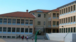 Αυνανιζόταν έξω από σχολείο και... συνέχισε μπροστά στους αστυνομικούς