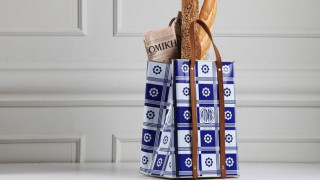 Τσάντα-τενεκές που κοστίζει 250 ευρώ κάνει πάταγο στη Μύκονο (ΒΙΝΤΕΟ)