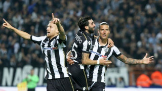 Πλέει σε πελάγη ευτυχίας…     Πετά για έβδομο ουρανό!