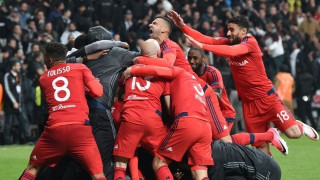 Έχει               πολλούς                  λόγους