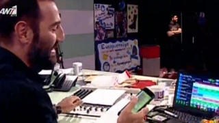 Ο Αντώνης Κανάκης έδειξε φωτογραφία της κόρης του on air! (ΒΙΝΤΕΟ)