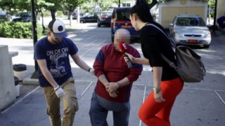 Πολίτες προπηλάκισαν τον 52χρονο που κατηγορείται για βιασμό (ΒΙΝΤΕΟ)