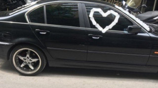 Ένα αυτοκίνητο καλυμμένο με... σερβιέτες στο κέντρο της Θεσσαλονίκης!