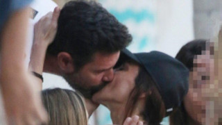 Τα «φλογερά» φιλιά ζευγαριού της ελληνικής σόουμπιζ στη Μύκονο (ΦΩΤΟ)