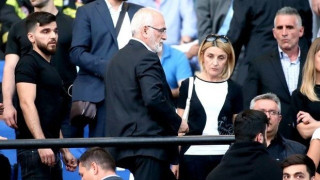 Ιπτάμενες γλάστρες στα επίσημα, μπροστά στον Σαββίδη!