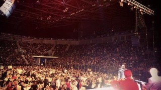 Ο       Βασίλης Καρράς μπήκε στο Βιβλίο Γκίνες! (video)