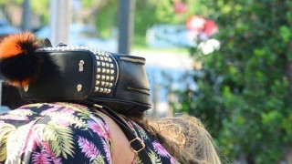 Αμάν... έσκυψε και μας έστειλε αδιάβαστους!  (Pics)