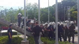 ΕΚΤΑΚΤΟ - Θεσ/νίκη: Ένταση μεταξύ ΜΑΤ & μελών κατάληψης στο δημαρχείο