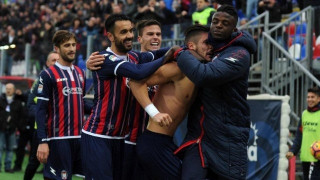 Με το               αυτί        στο ράδιο η Κροτόνε