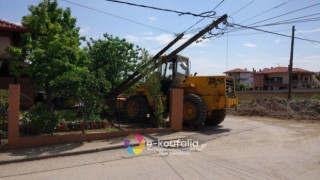 Κουφάλια: Φορτωτής γκρέμισε κολόνες της ΔΕΗ και μπήκε σε αυλή σπιτιού!