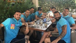 Για καφέ στην παραλιακή                           οι διεθνείς  (pic)