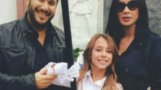 Στη Χαλκιδική για το πρώτο της μπάνιο η κόρη της Πάολα (ΦΩΤΟ)