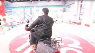 Ο Αρναούτογλου εισέβαλε με... μηχανάκι στο «Πρωινό»! (ΒΙΝΤΕΟ)