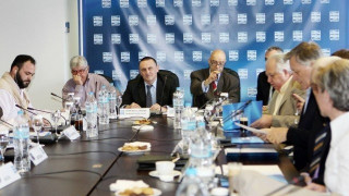 H διαπλοκή θέλει                        ισχυρούς «παίκτες»