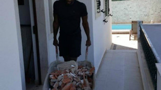 Εγινε τόσο καλά, που σηκώνει και... μπετά ο Βαρέλα! (pic)