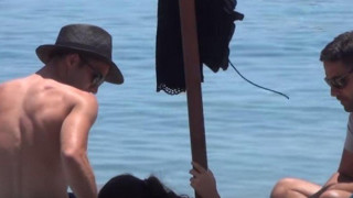 Ο                Φαν Πέρσι παίζει τάβλι στη Μύκονο (video)