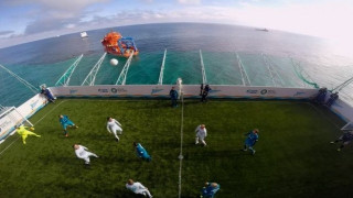 Έπαιξαν μπάλα πάνω σε         πετρελαιοφόρο οι παίκτες της Ζενίτ (vid)