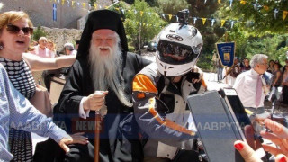 VIRAL: O Μητροπολίτης Αμβρόσιος πάνω σε... μοτοσικλέτα! (ΒΙΝΤΕΟ)