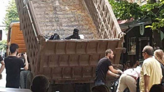 Οι Λαρισαίοι αγανάκτησαν με τα σκουπίδια και τα μάζεψαν μόνοι τους!