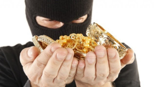 Θεσσαλονίκη: 41χρονος έκλεψε χρυσές λίρες Αγγλίας και 4.000 ευρώ