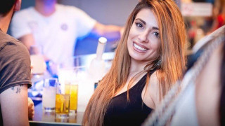 Η Μίνα Αρναούτη «παίζει» με τον φωτογραφικό φακό στην παραλία (ΦΩΤΟ)