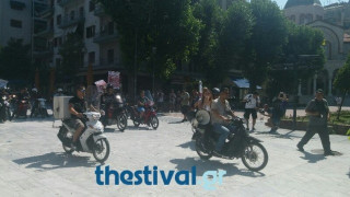 ΤΩΡΑ: Μοτοπορεία διαμαρτυρίας διανομέων φαγητού στο κέντρο (video)