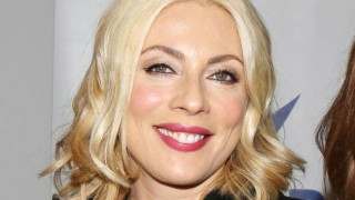 Η Σμαράγδα Καρύδη χωράει σε... βαλίτσα!               (ΒΙΝΤΕΟ)