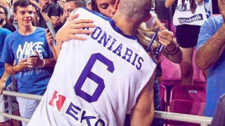 Το ξεχωριστό στήριγμα    του    Αντώνη    Κόνιαρη!