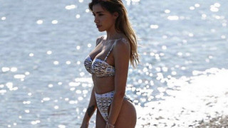 Η Όλγα Φαρμάκη είναι σκέτο φαρμάκι με ολόσωμο μαγιό (pics)