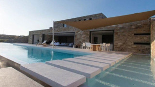 Αυτό είναι το παλάτι της Μυκόνου που πωλείται 12 εκ. ευρώ!!! (pics)