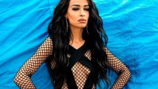 Η Ελένη Φουρέιρα ποζάρει... οκλαδόν, με καυτό μπικίνι ! (ΦΩΤΟ)