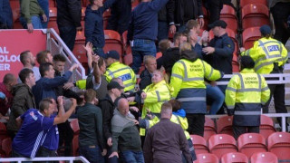 Χαμός στο Μίντλεσμπρο! Τραυμάτισαν μικρά παιδιά και αστυνομικό (vids)