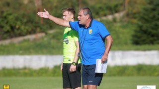 Ολα           γύρω            του               γυρίζουν…