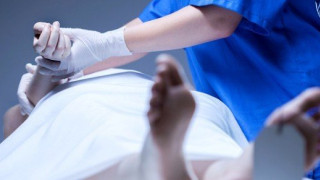 Ιατροδικαστής του ΑΠΘ έπαιρνε μίζα για νεκροτομές και ταριχεύσεις