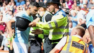 Ο Αγουέρο χτύπησε Steward μετά το νικητήριο γκολ! (pics/vid)