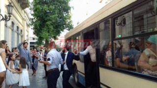 Πάτρα: Πήγαν στον γάμο με λεωφορείο και κατέβηκαν… χορεύοντας! (ΦΩΤΟ)