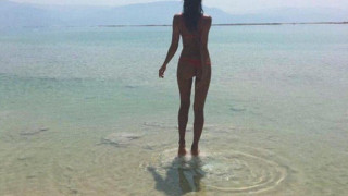 Η Ιρίνα Σάικ με καυτό κόκκινο μπικίνι στη Νεκρά Θάλασσα (pics)