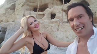 Στράτος Τζώρτζογλου: Καυτά φιλιά στη Σαντορίνη με ξανθιά καλλονή