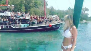 Κανείς δε δίνει σημασία στην Τέτα Καμπουρέλη & ας φορά μπικίνι -ΒΙΝΤΕΟ