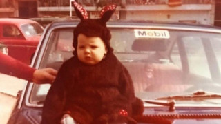 Ποιος γνωστός Έλληνας παρουσιαστής είναι το παιδάκι της φωτογραφίας;