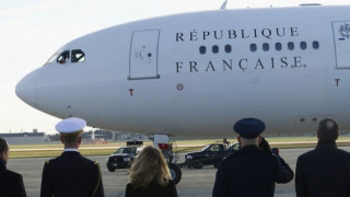 «Περίμεναν γυμνές για να κάνουν σεξ με τον Πρόεδρο στο αεροπλάνο»