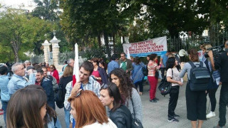 ΕΚΤΑΚΤΟ - Θεσσαλονίκη: Διαμαρτυρία εκπαιδευτικών έξω από το ΥΜΑΘ