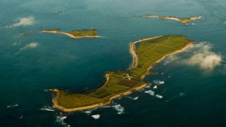 Ζητείται ζευγάρι να μείνει σε έρημο γαλλικό νησί! (ΦΩΤΟ)