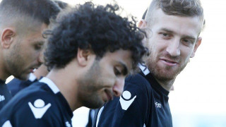 Σε              συνεχή       επαφή  με τους δανεικούς