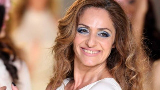 Η 50άρα Βίκυ Κουλιανού ποζάρει και... βάζει κάτω πολλές 20άρες (ΦΩΤΟ)