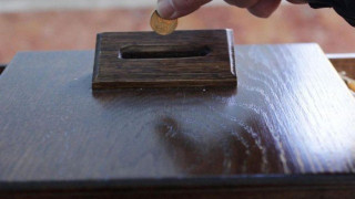 Πλέον οι πιστοί ρίχνουν… κουμπιά στα παγκάρια, αντί για ευρώ!