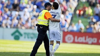 Εισβολή οπαδού        με φανέλα του Ρονάλντο (video)