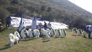 Τιμούν την μνήμη των αδικοχαμένων παιδιών...