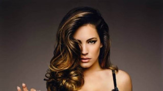 Κelly Brook: Πρωταγωνίστρια στο πιο «καυτό» ημερολόγιο του 2015