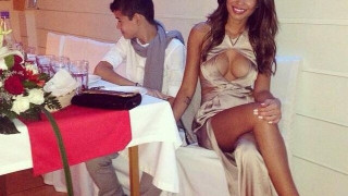 Πήγε στο γάμο και τους... τύφλωσε με το ντεκολτέ (pic)